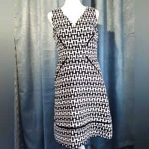 Taylor Black & White Geometric V-Neck Print Dress - Size 4 - EUC